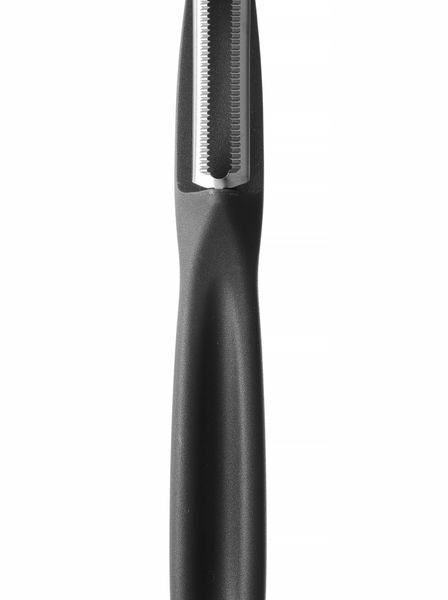 Universal peeler with serrated blade