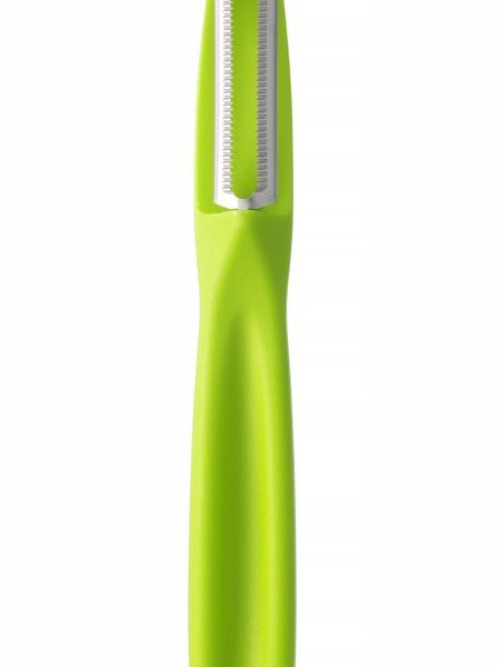Universal peeler with serrated blade